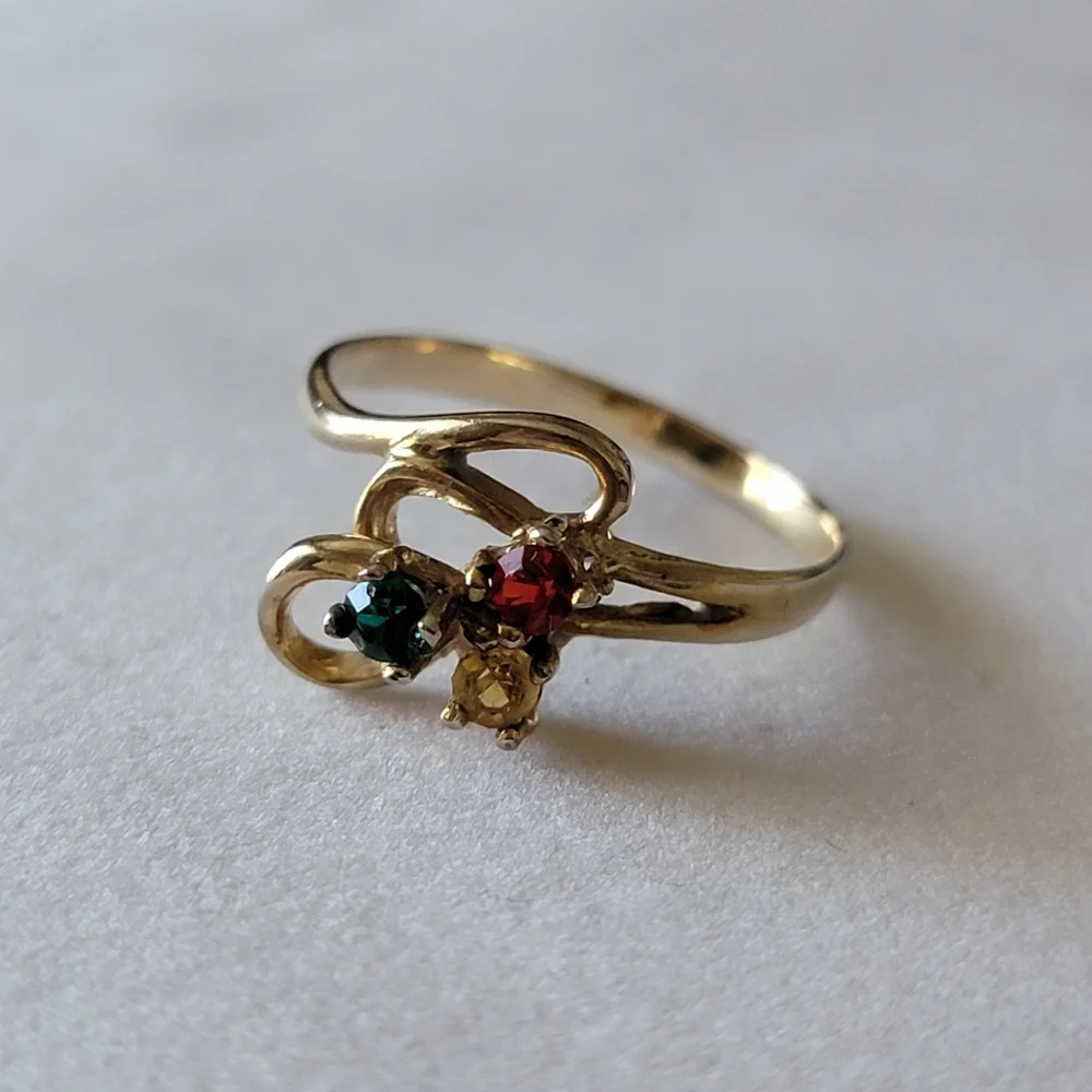 Vintage 3 Stone Mothers Ring Simulated Gemstone Gold Tone Dainty Size 7¾